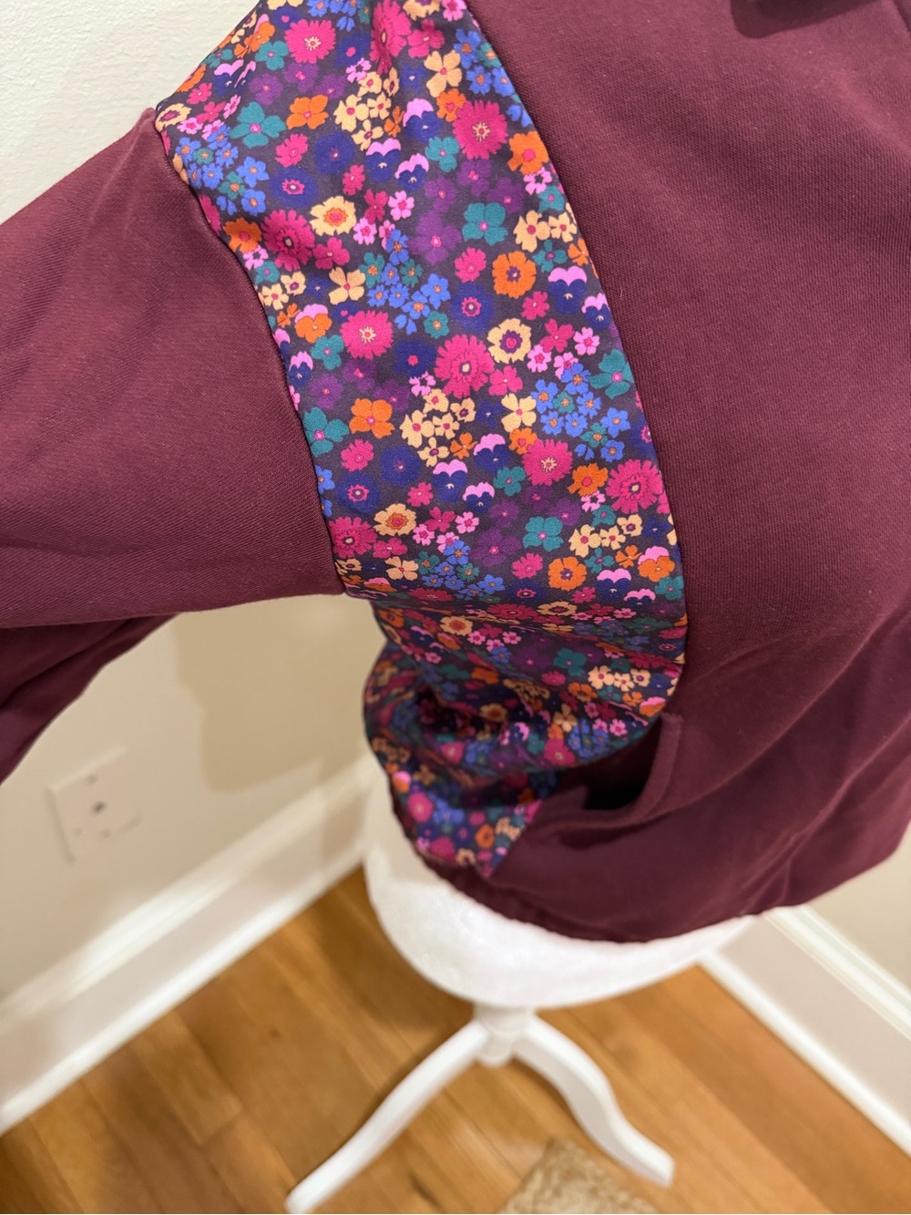 SSYS Women’s Burgundy V-Neck Pullover with Floral Trim and Contrast Collar - Picture 3 of 3
